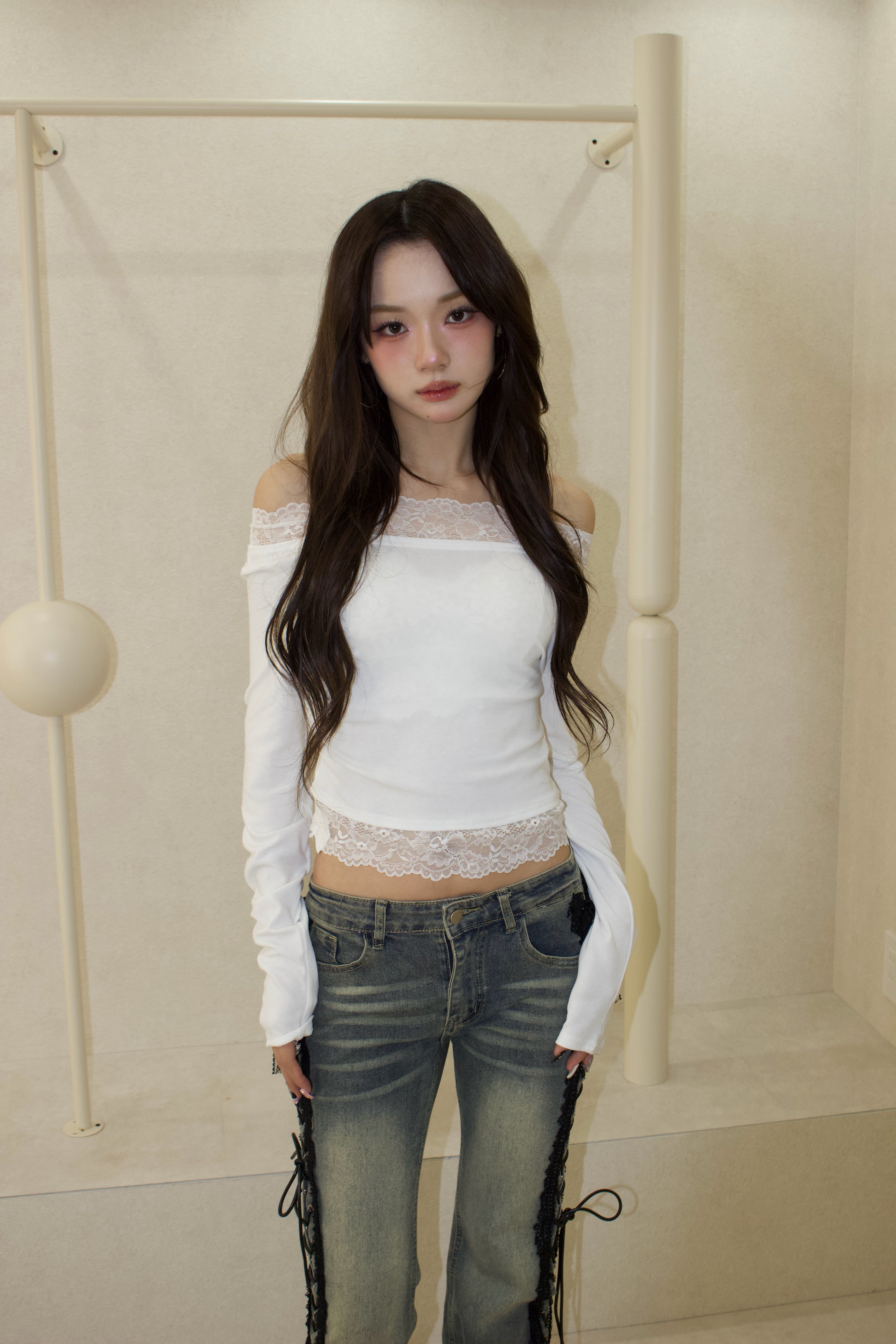 muse en lace off-shoulder.