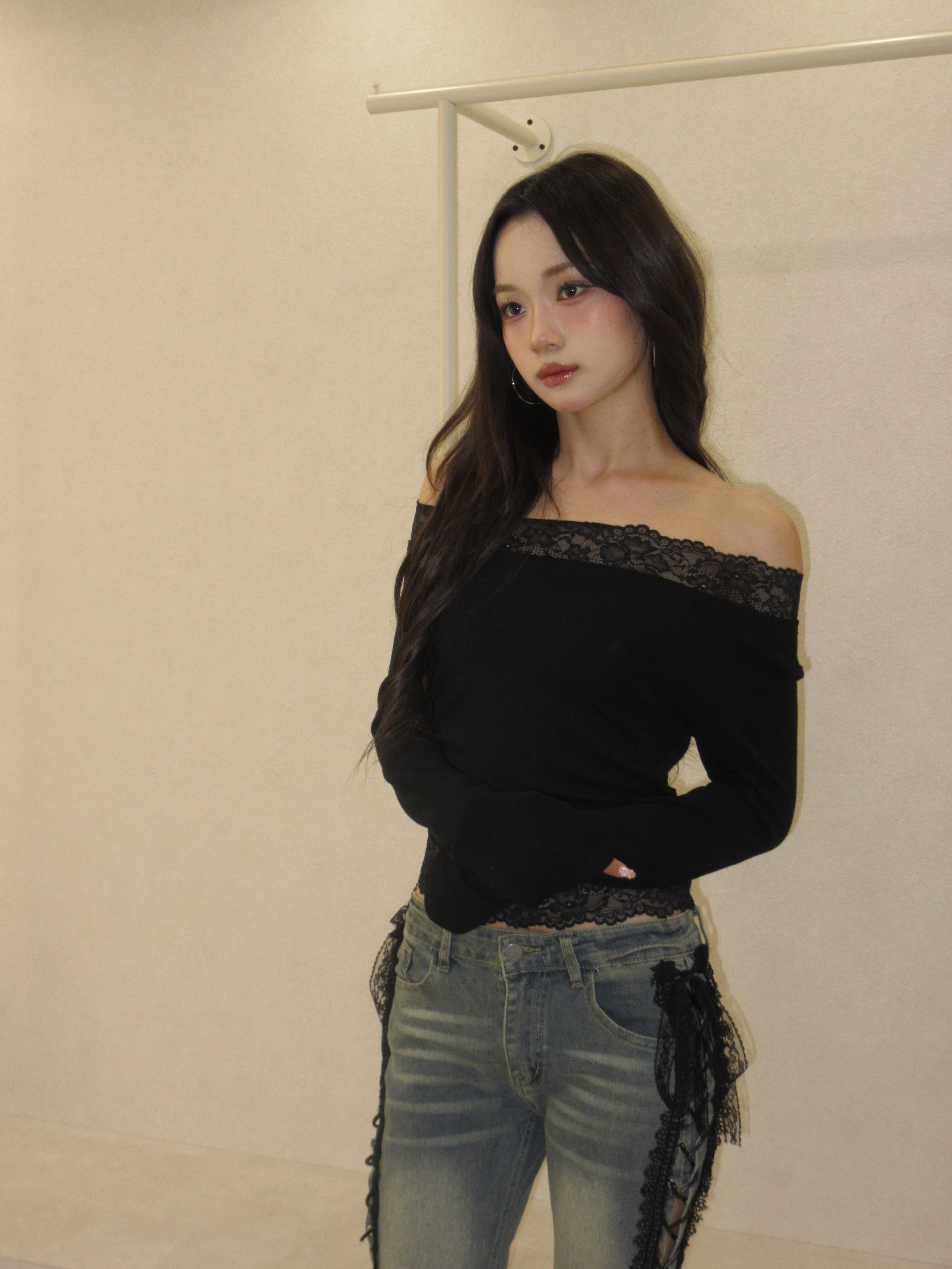 muse en lace off-shoulder.