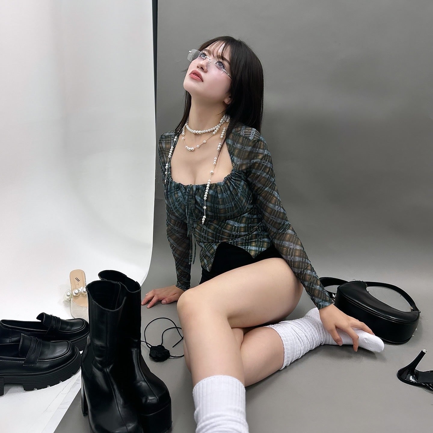 checked belly blouse.