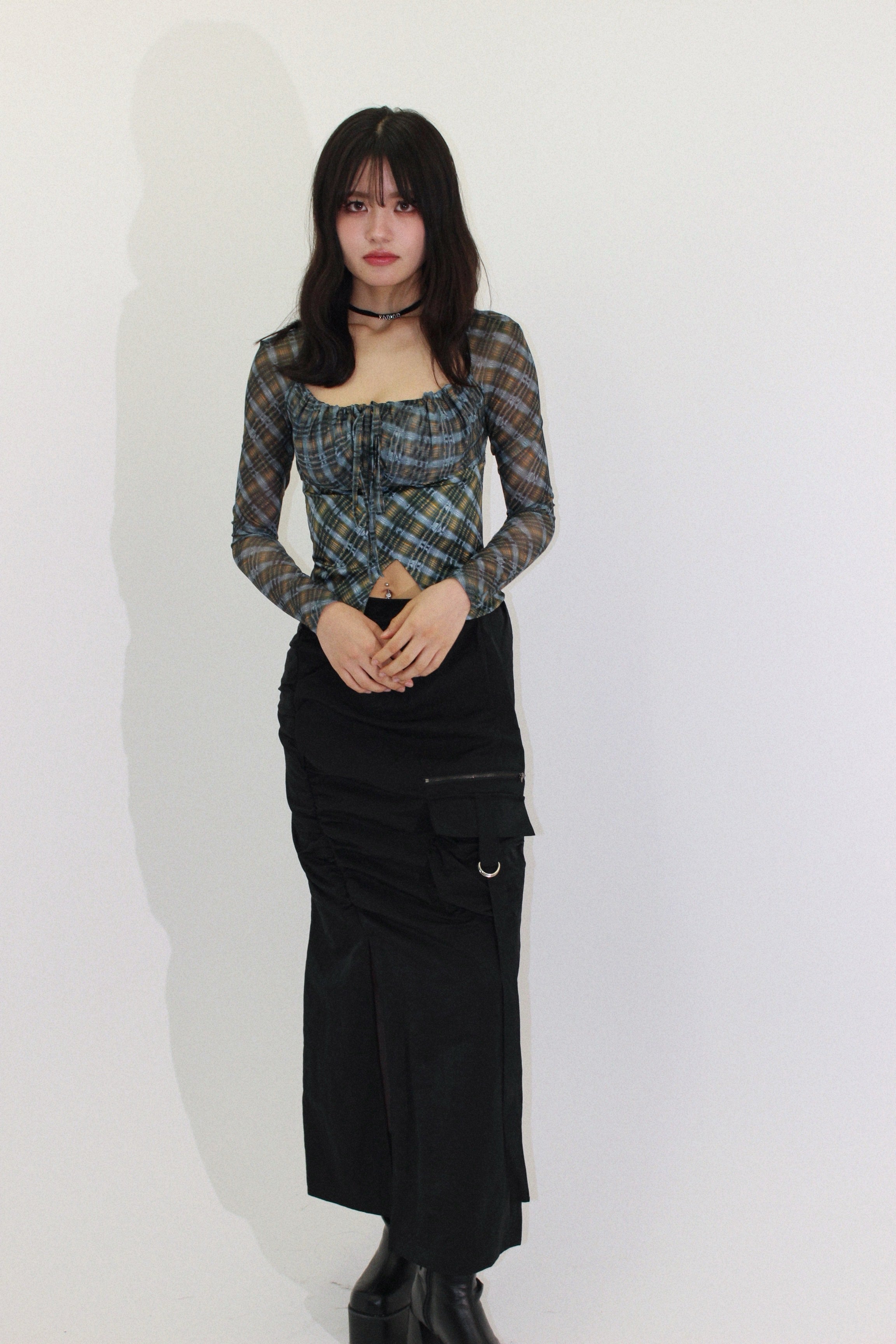 checked belly blouse.