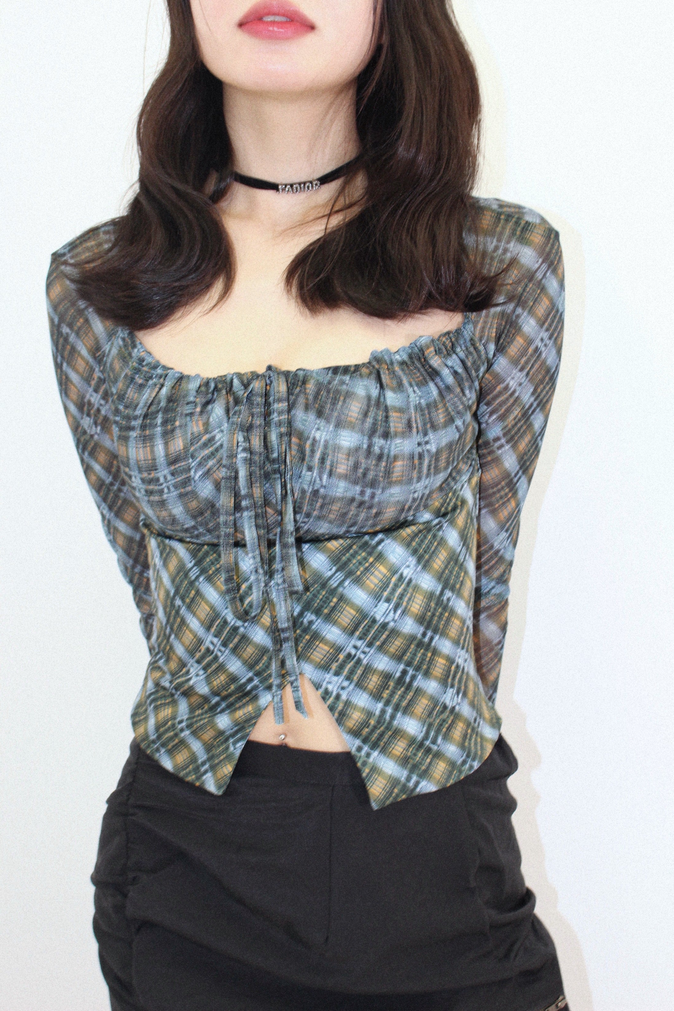 checked belly blouse.