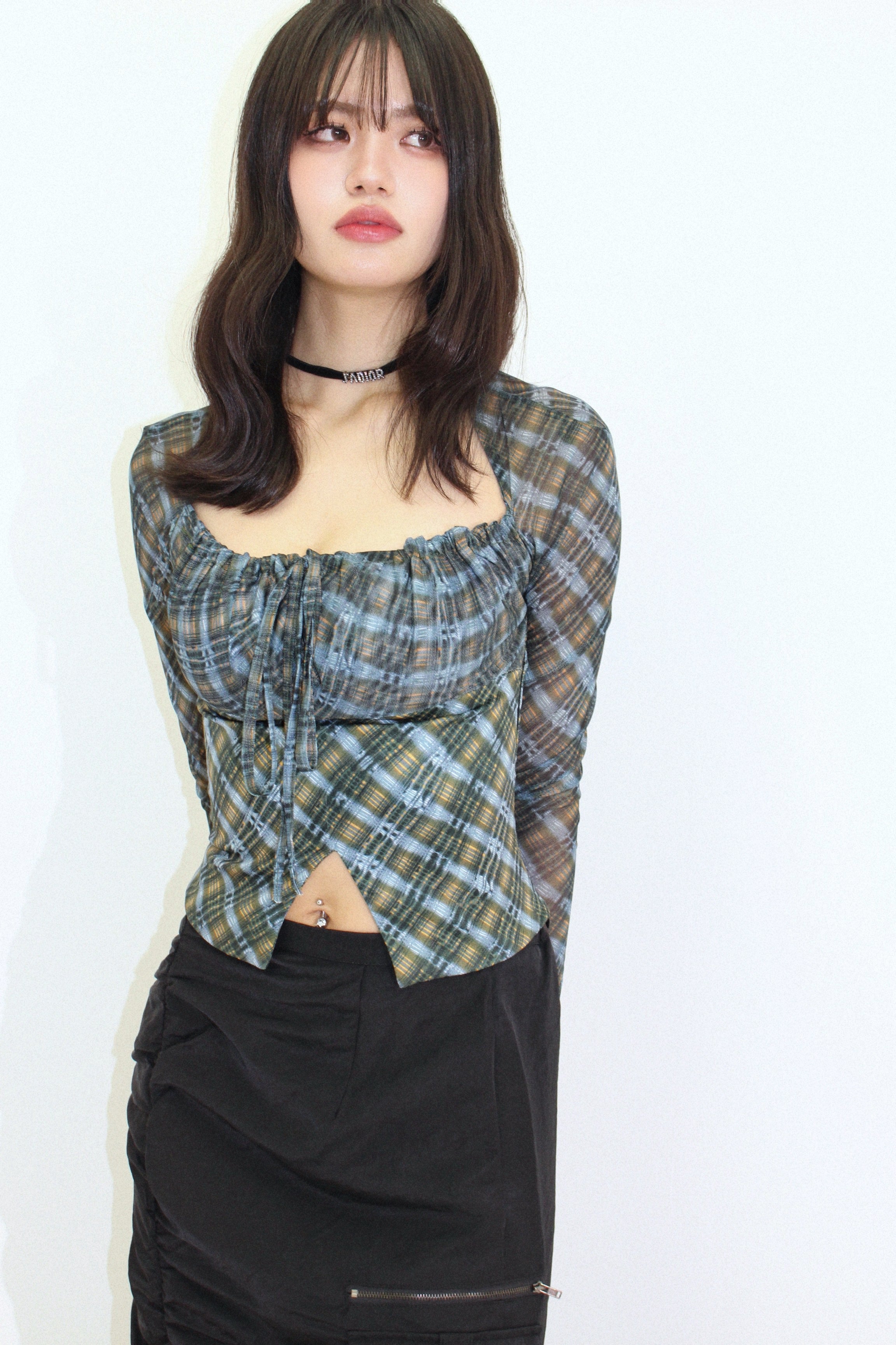 checked belly blouse.