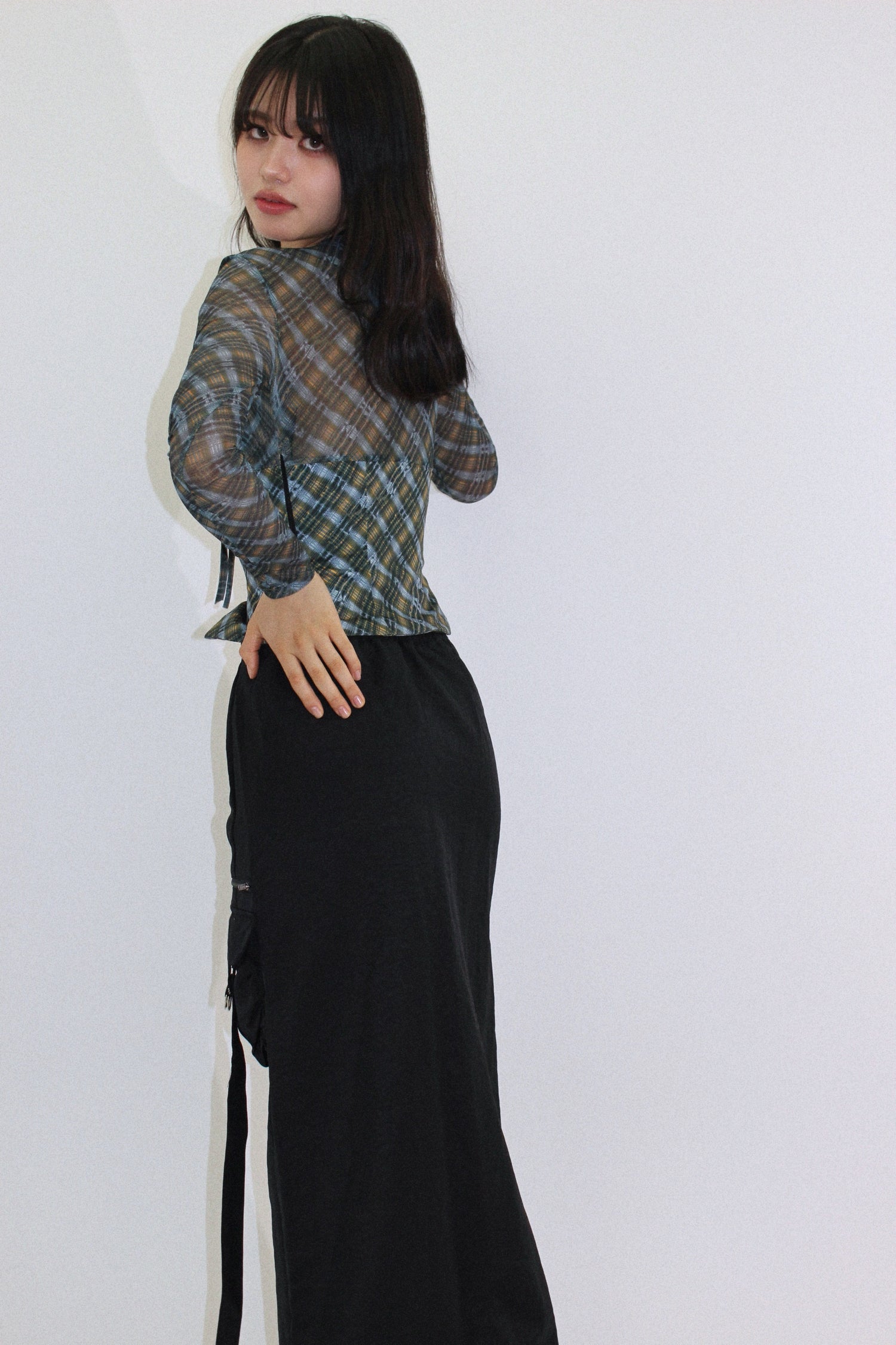 checked belly blouse.
