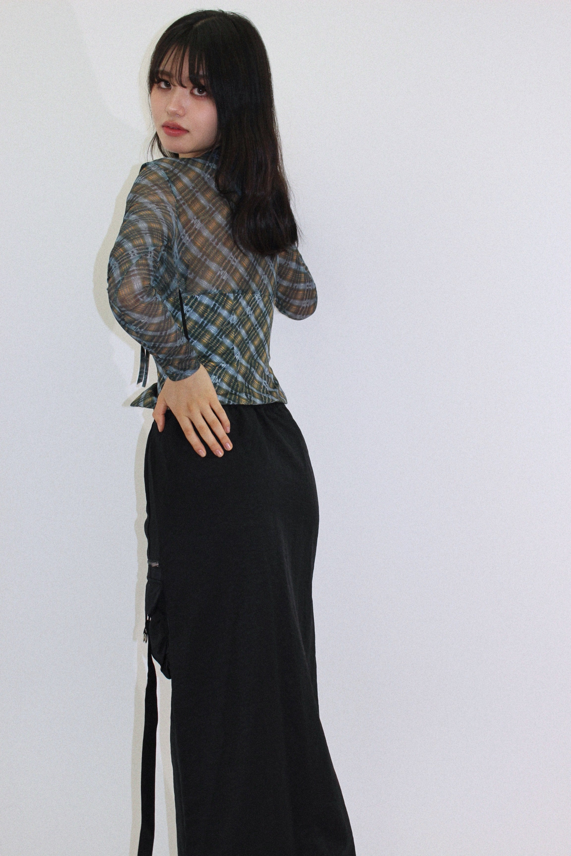 checked belly blouse.