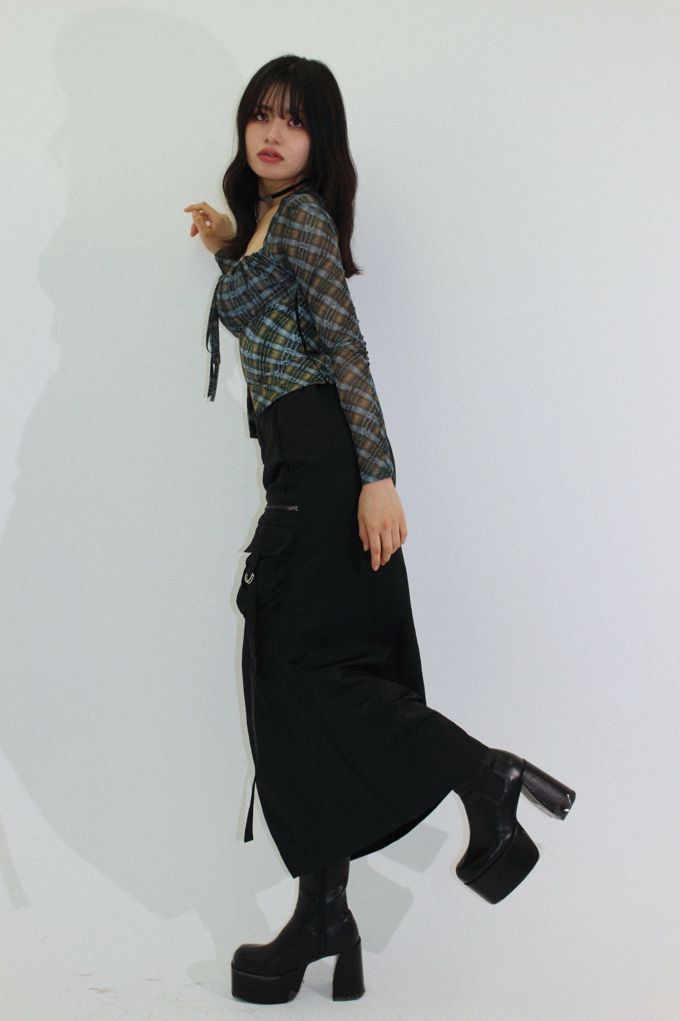 checked belly blouse.