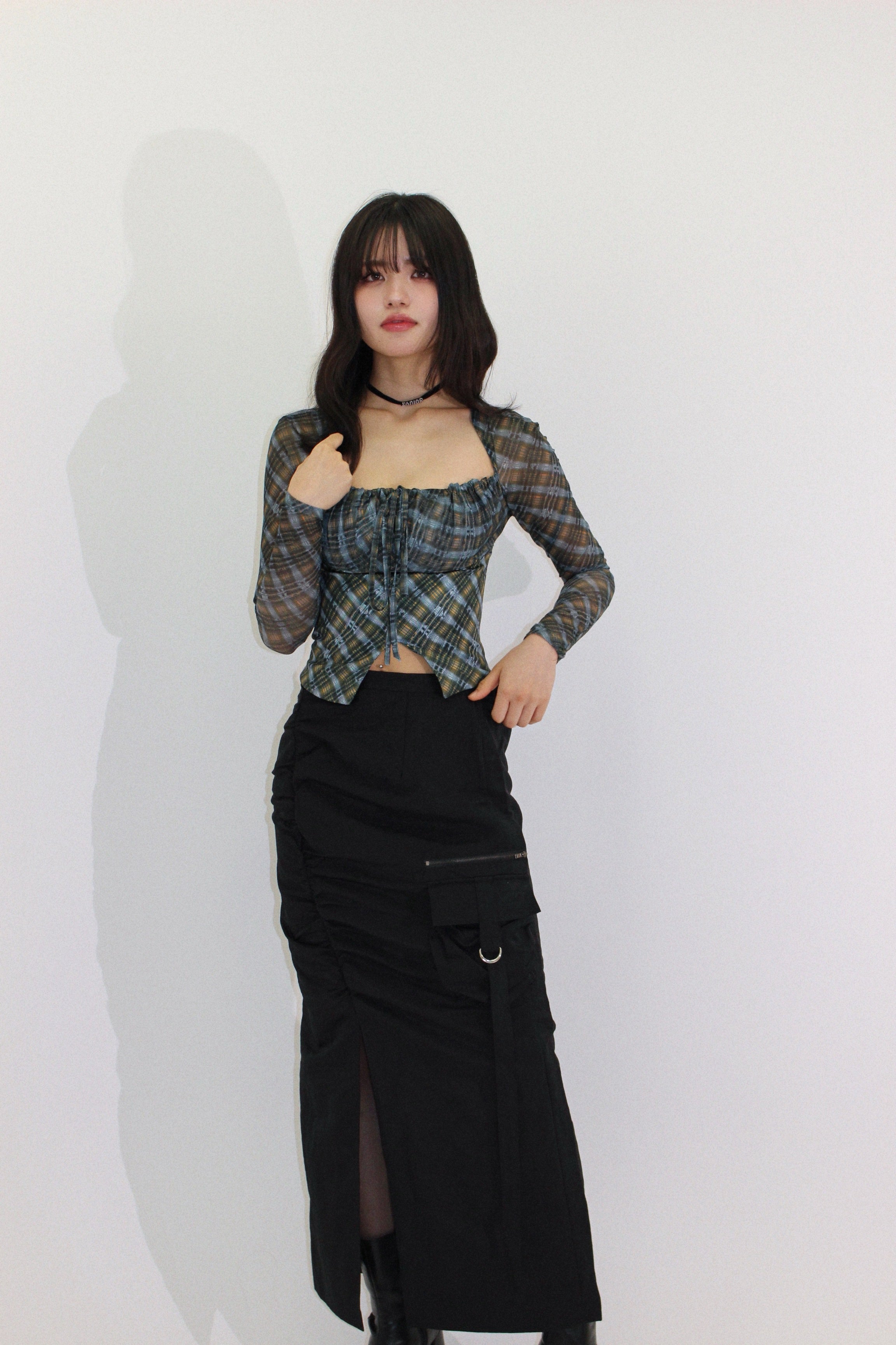 checked belly blouse.