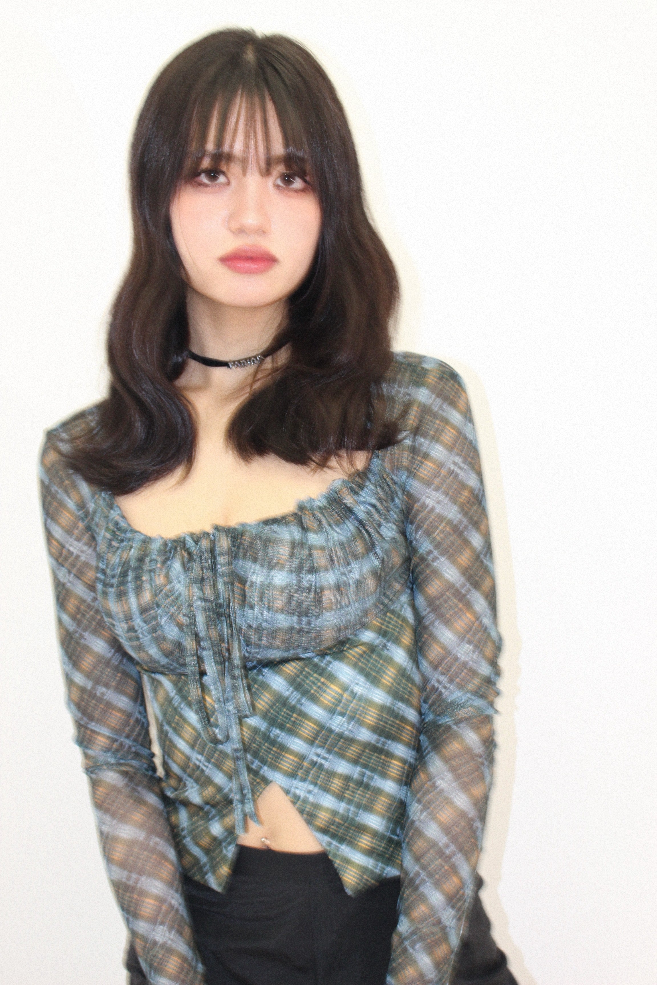 checked belly blouse.