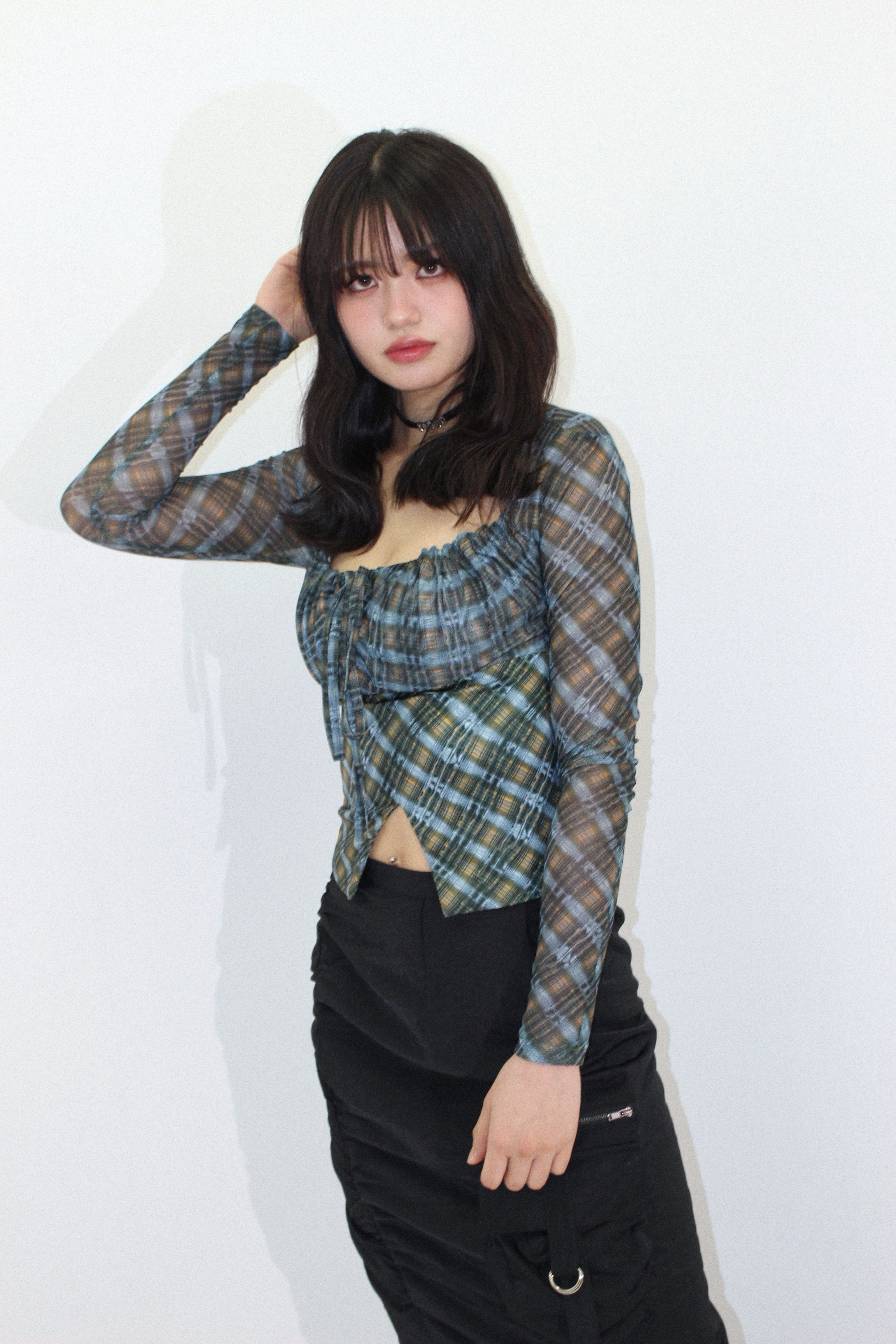 checked belly blouse.