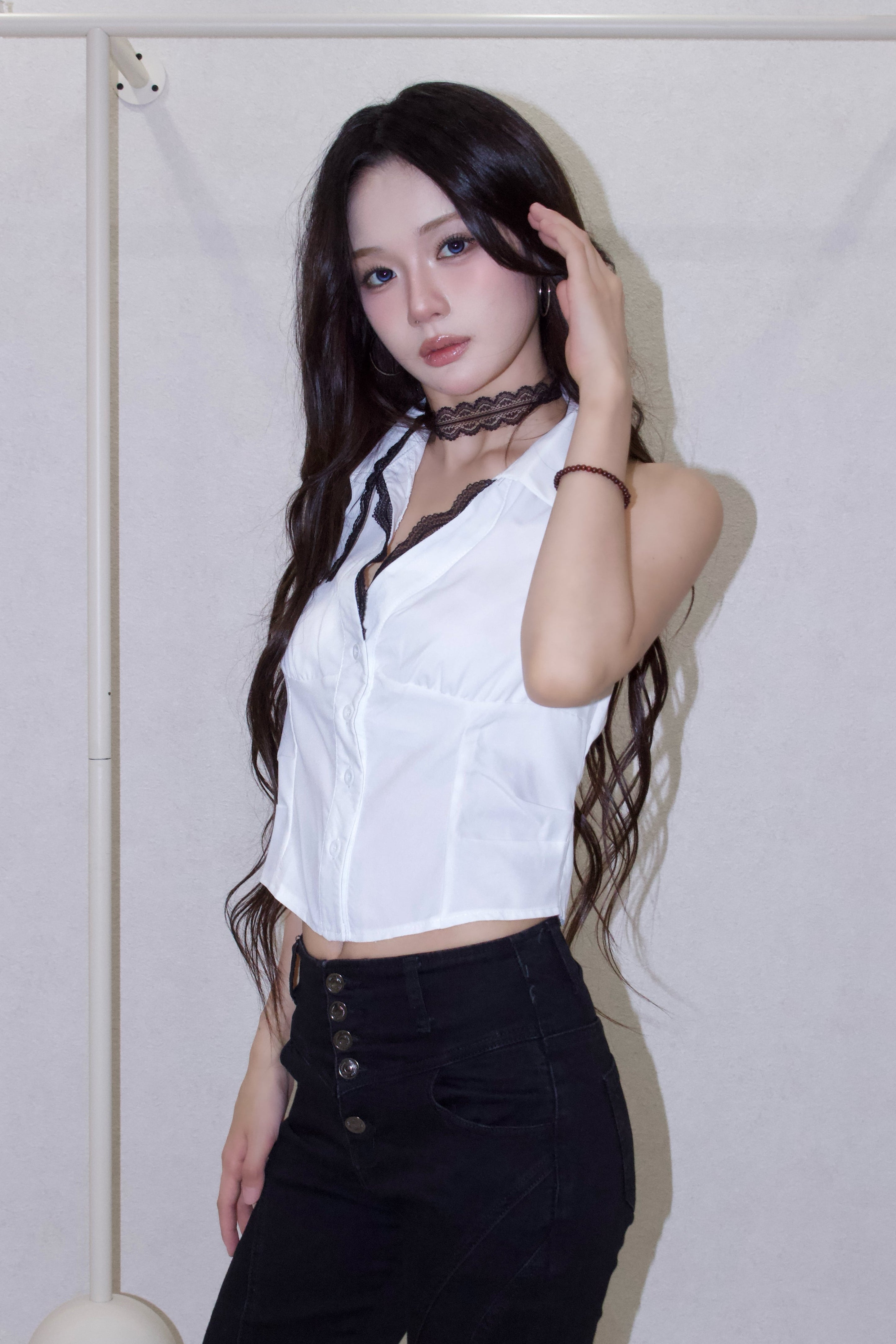 bicolor line shirt.