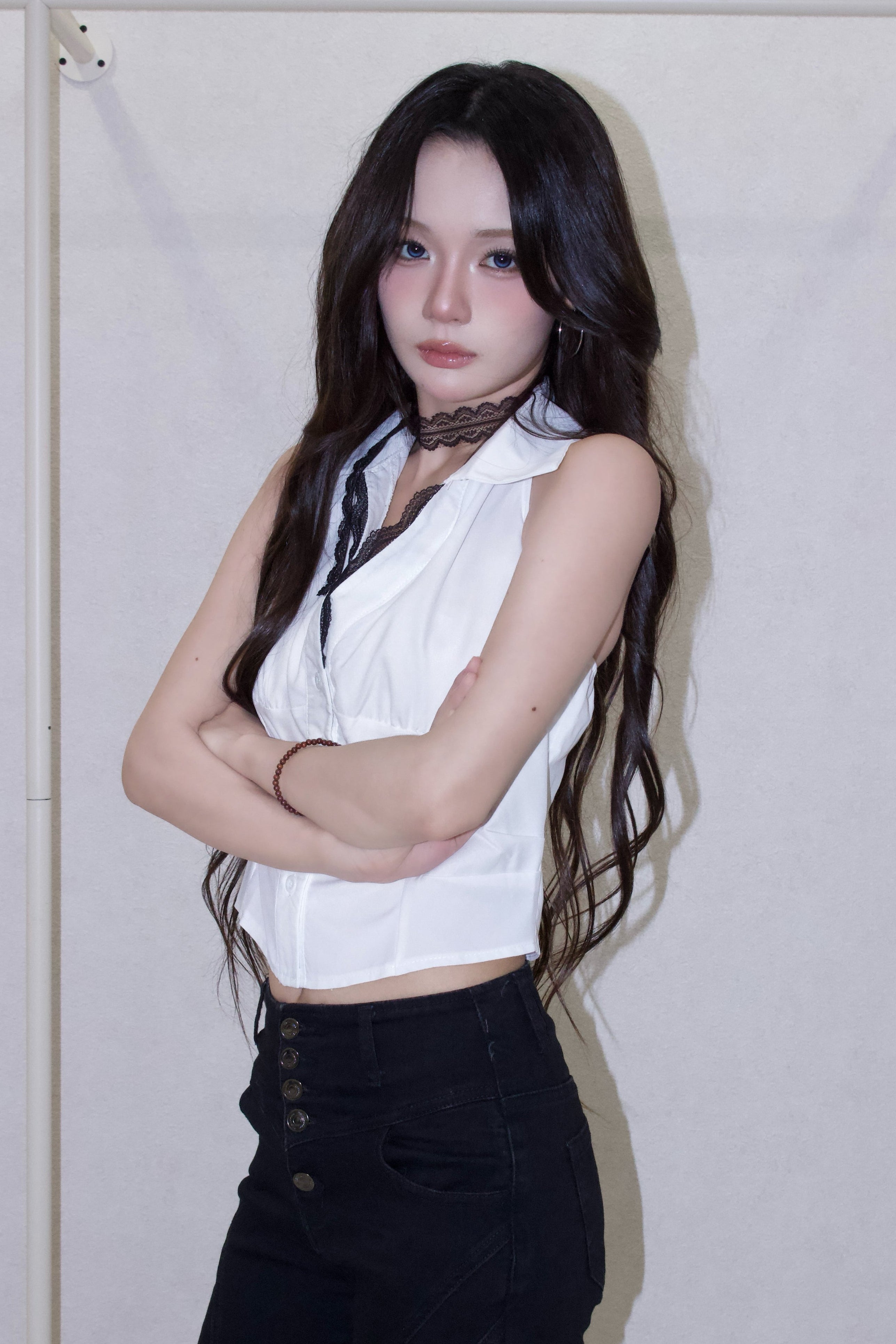 bicolor line shirt.