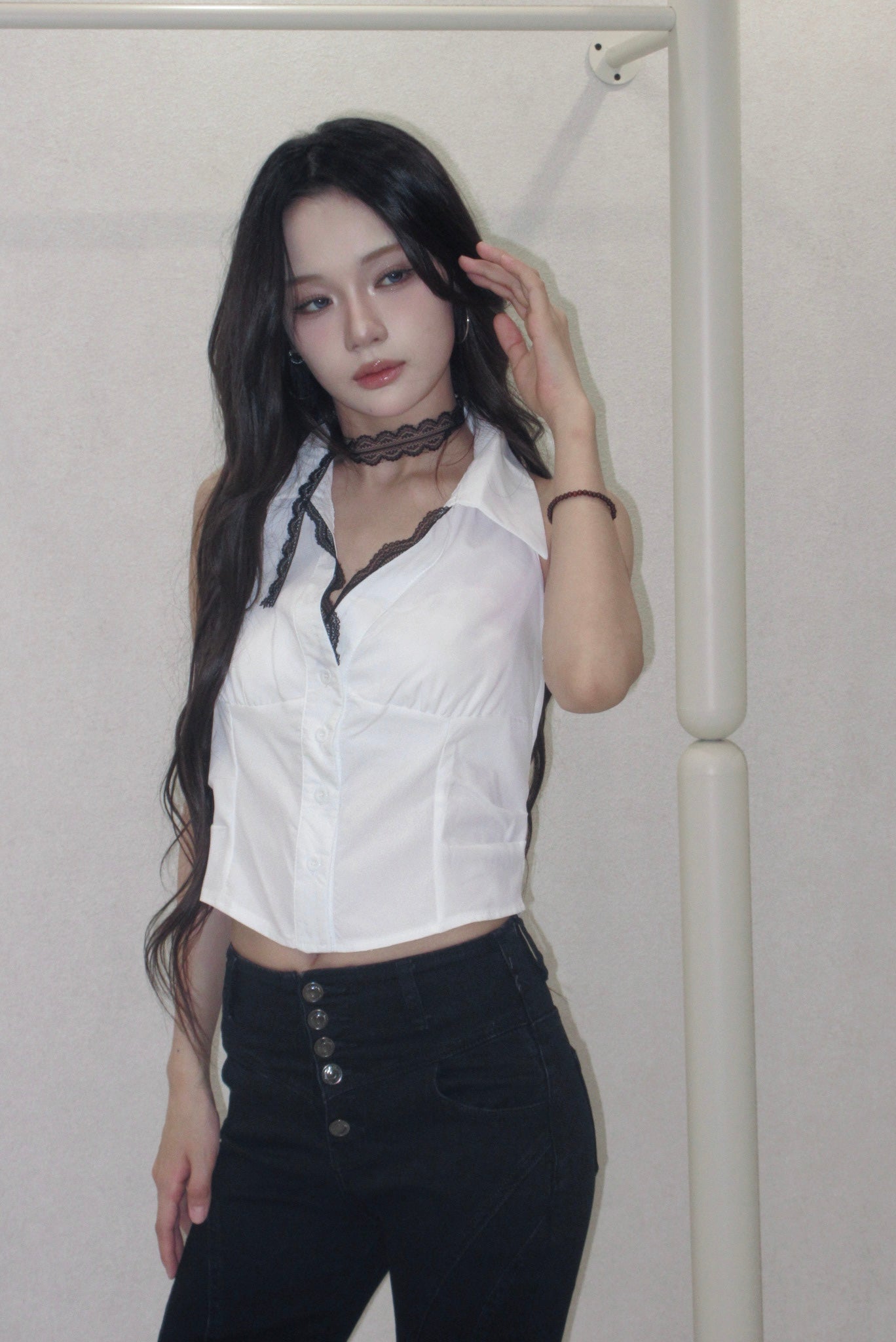 bicolor line shirt.