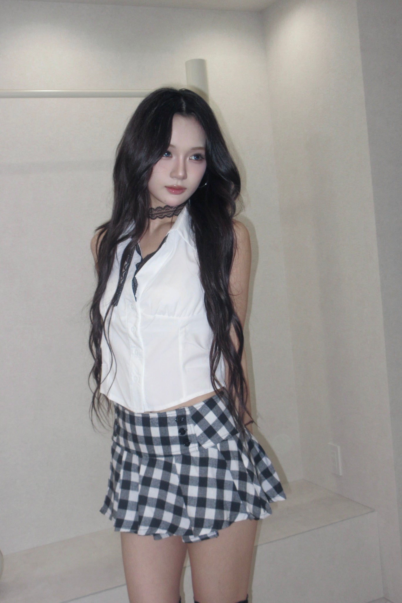 bicolor line shirt.