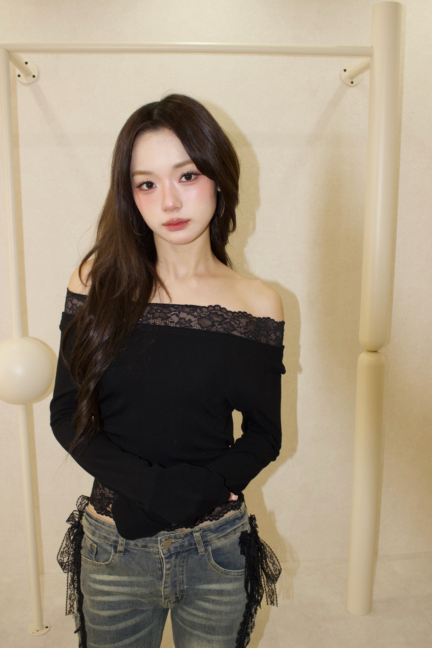 muse en lace off-shoulder.
