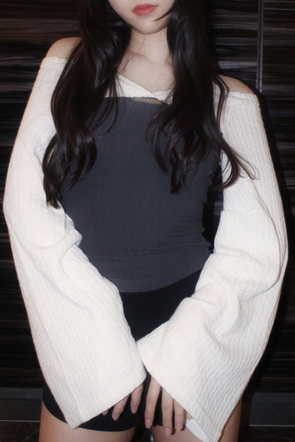 Twist Mood Off-Shoulder.