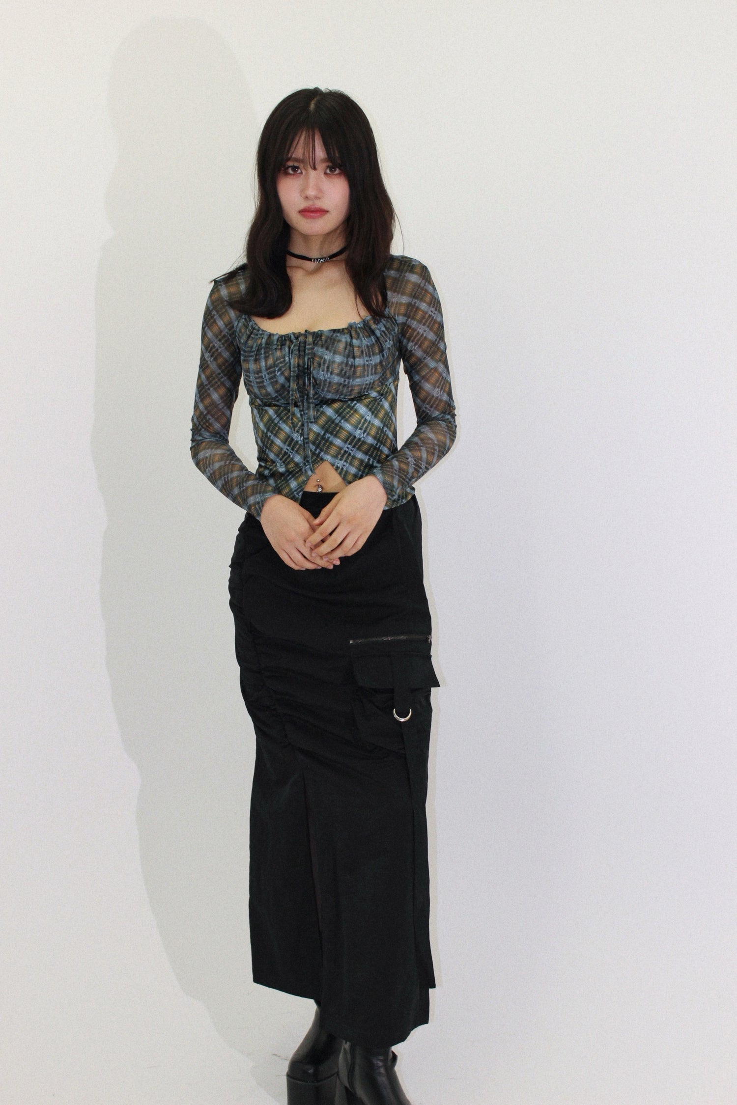 checked belly blouse.