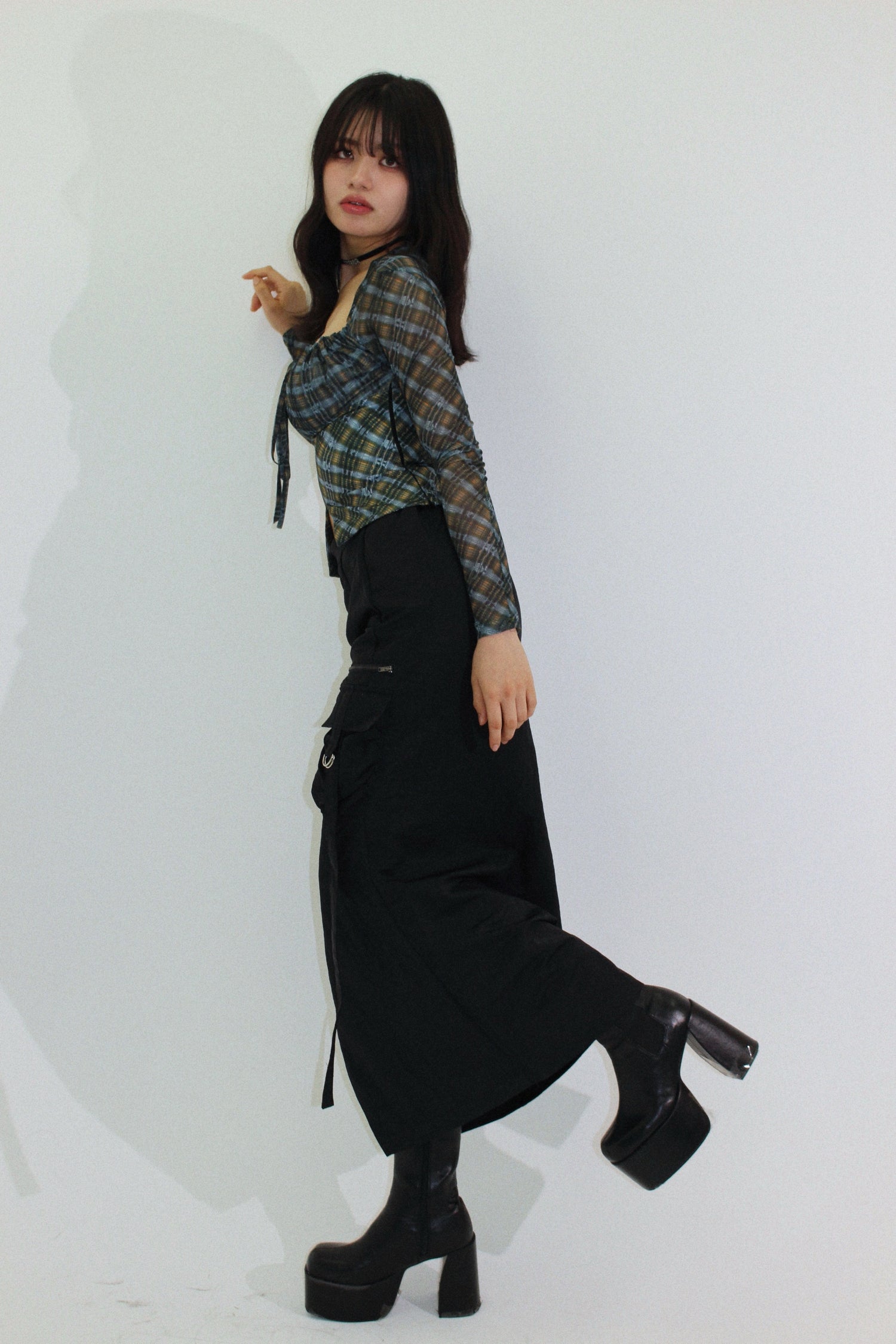 checked belly blouse.