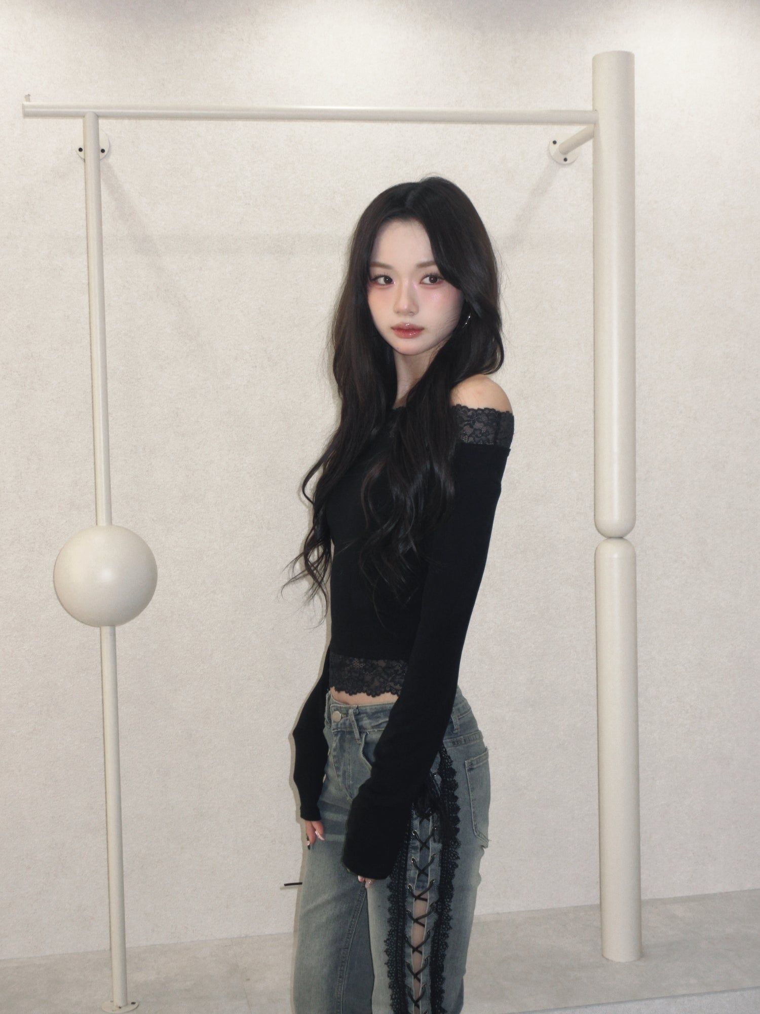 muse en lace off-shoulder.
