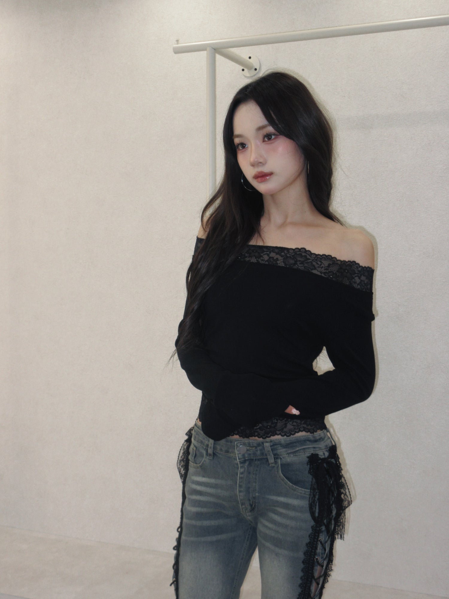 muse en lace off-shoulder.