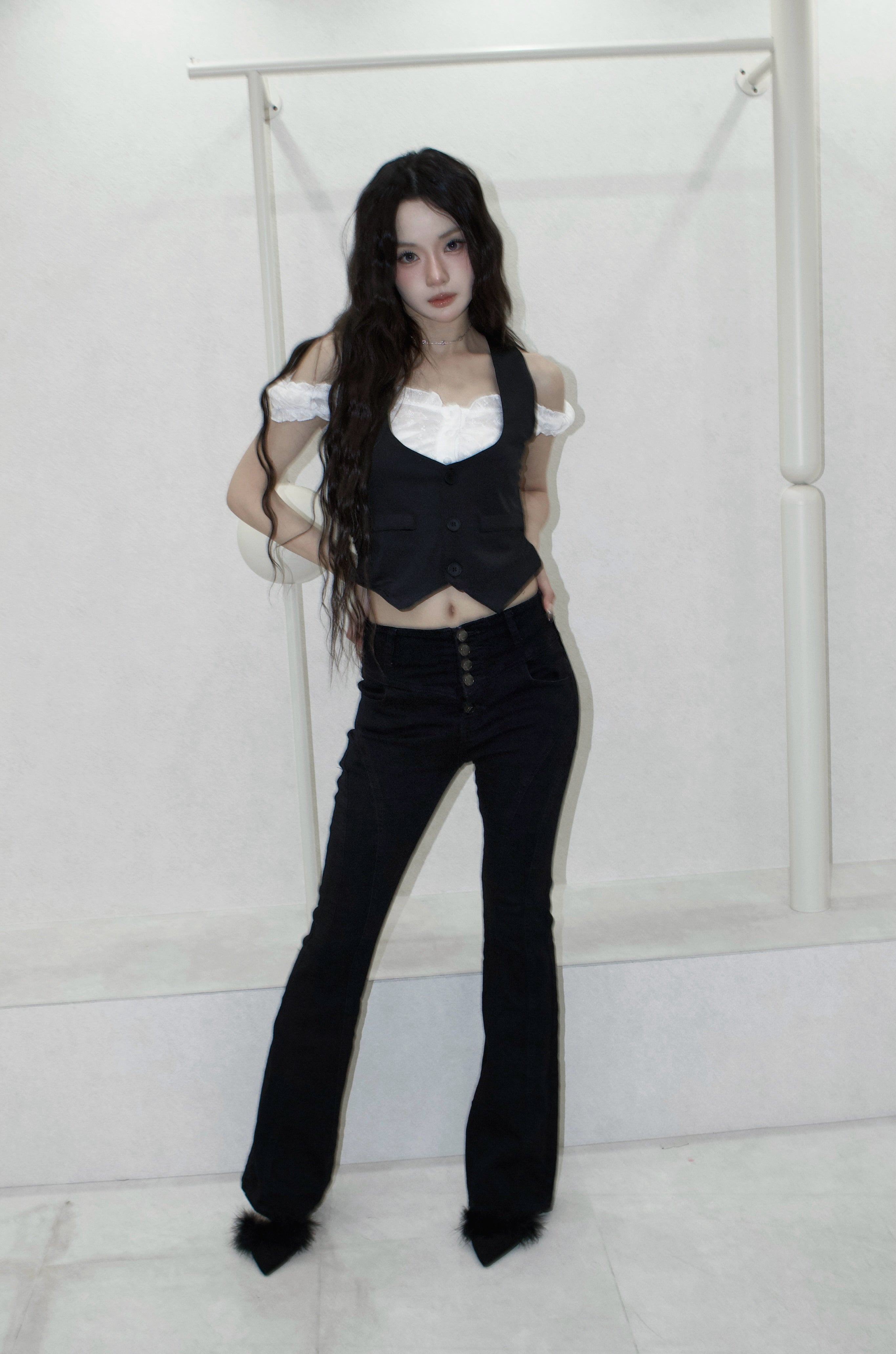 Sabrina melow tops.