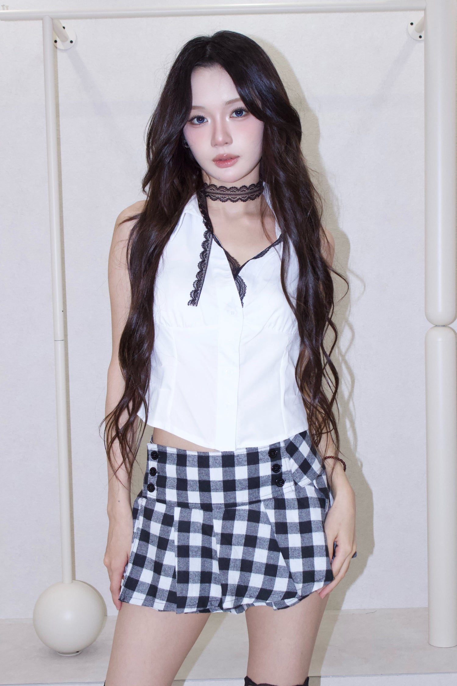 bicolor line shirt.
