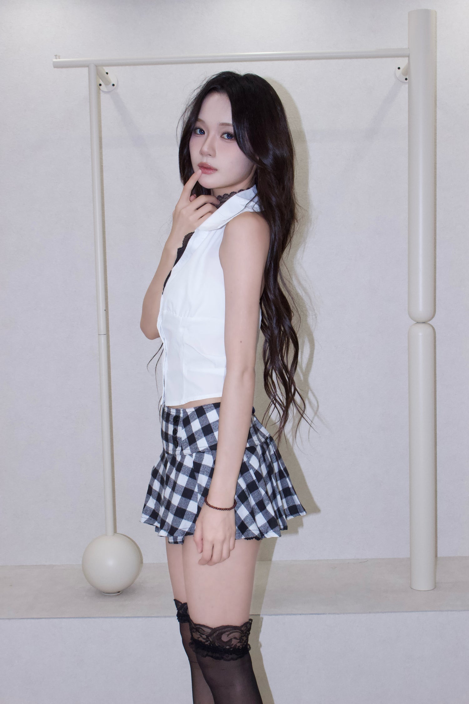 bicolor line shirt.
