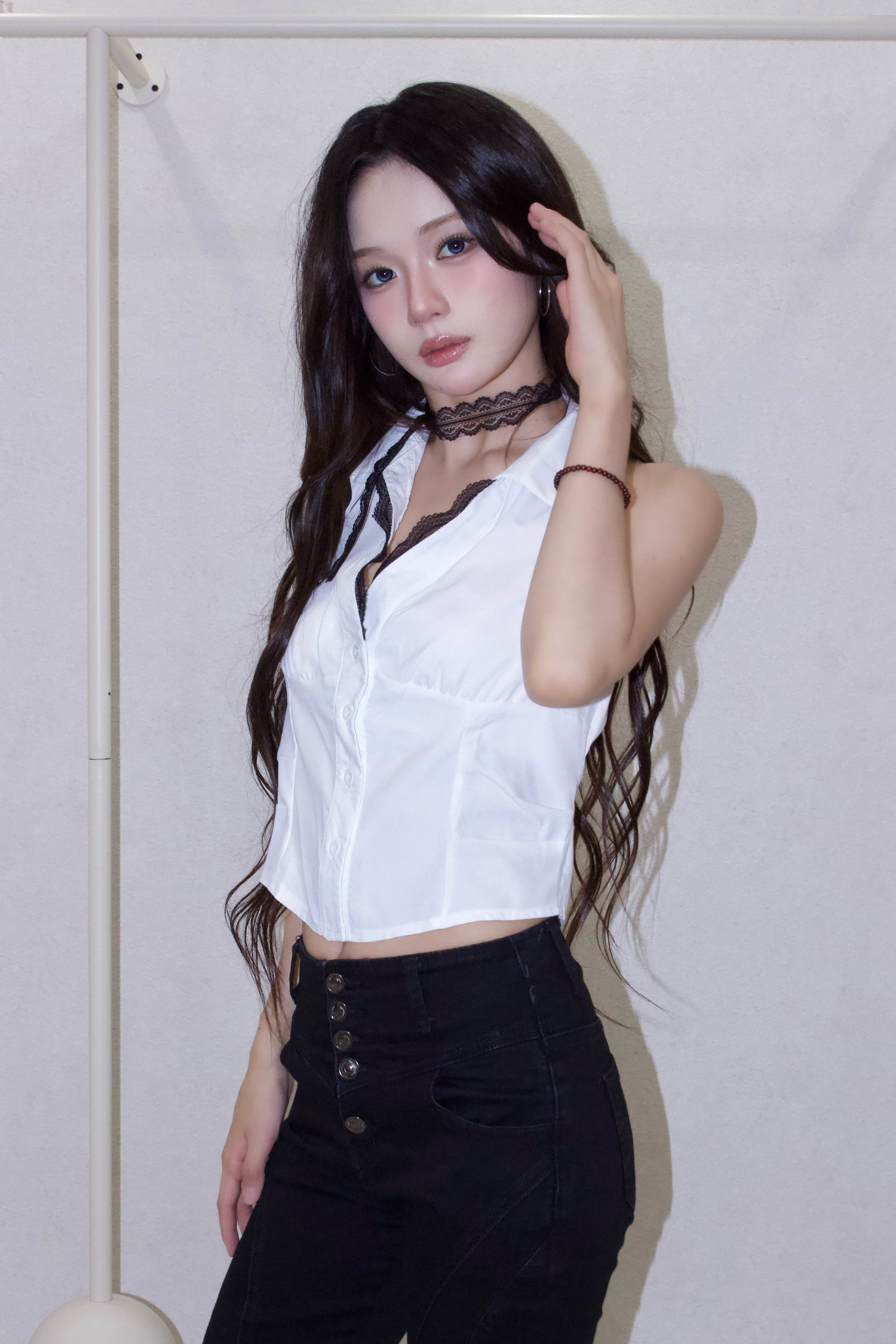 bicolor line shirt.