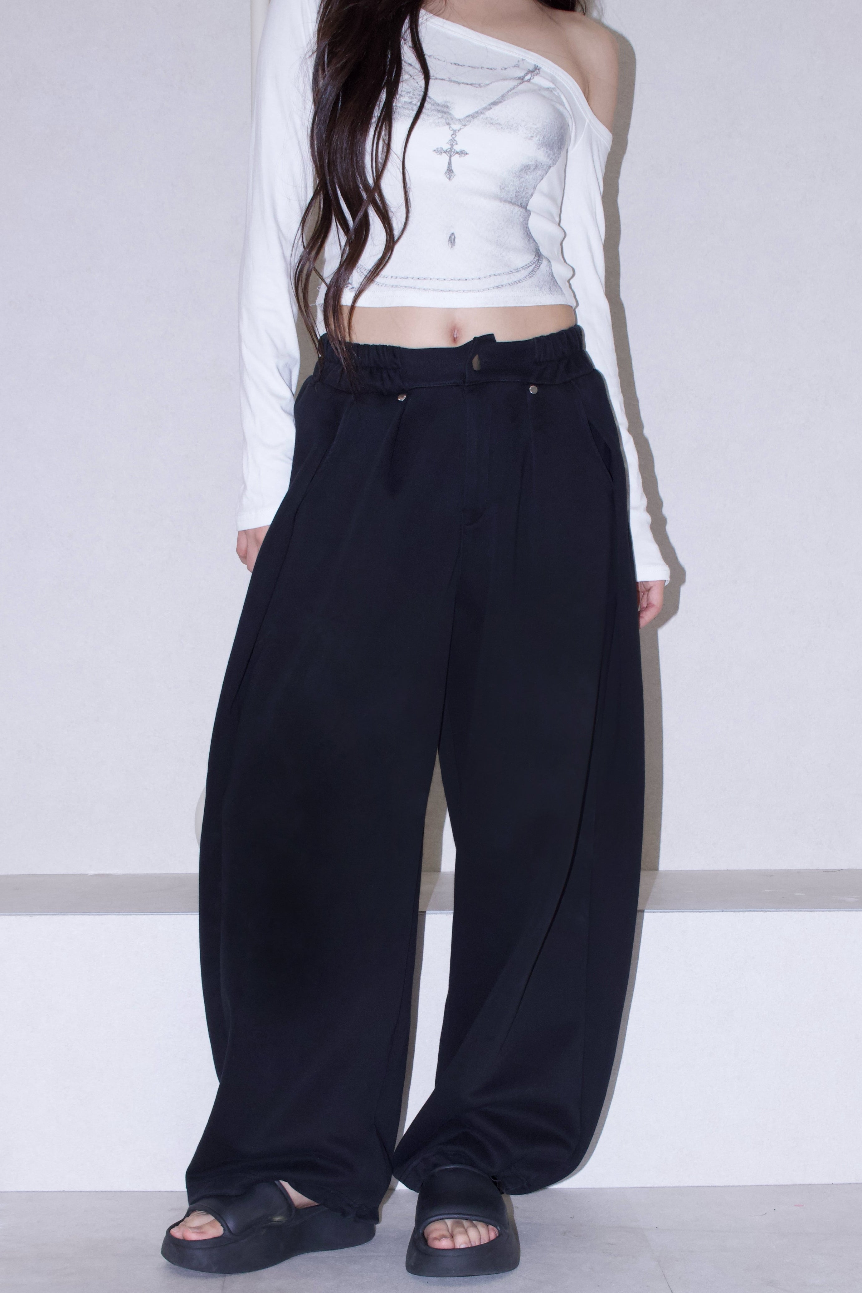 volume form pants.