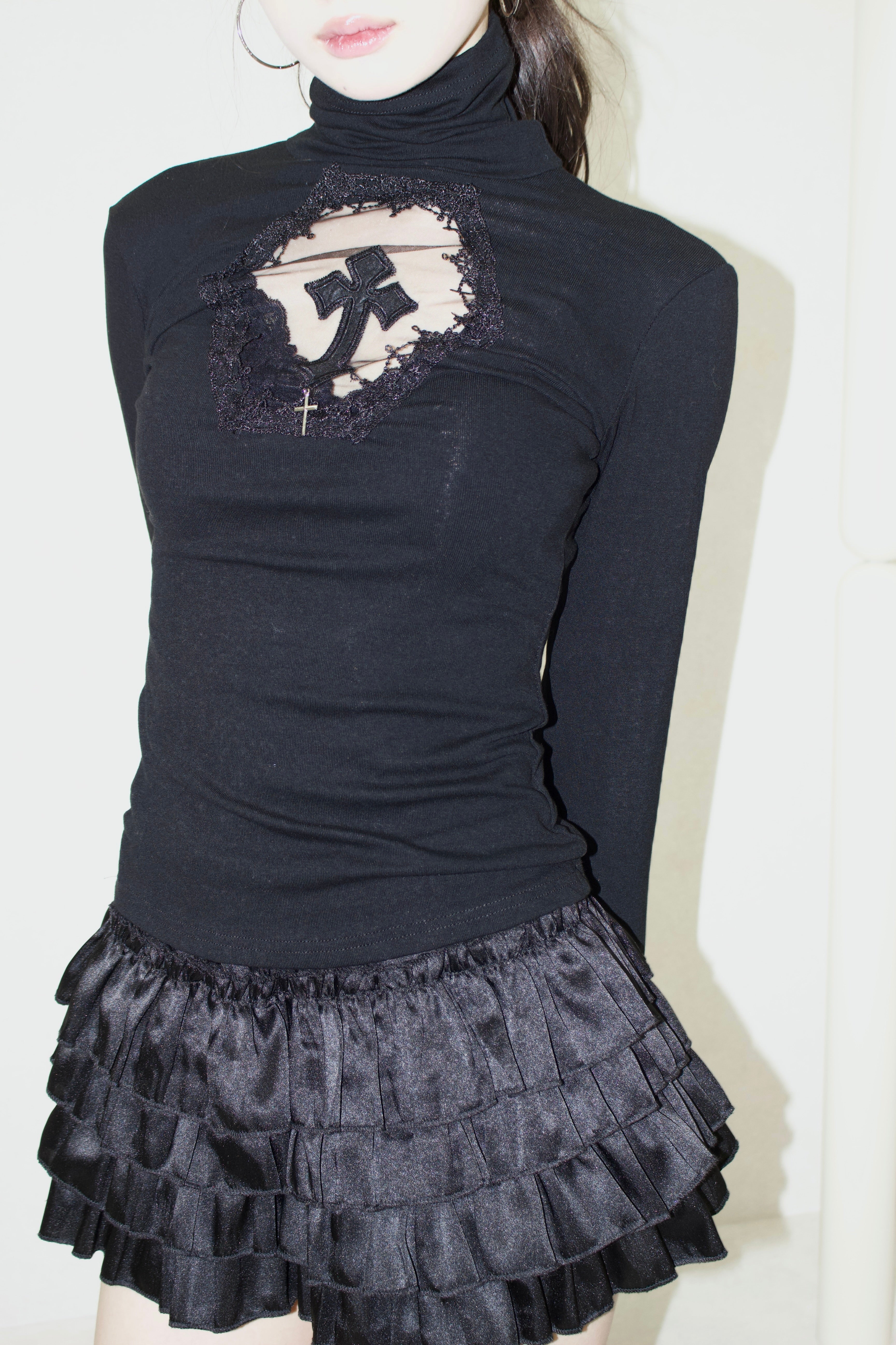 cross charm tops. – REINE NOIRE