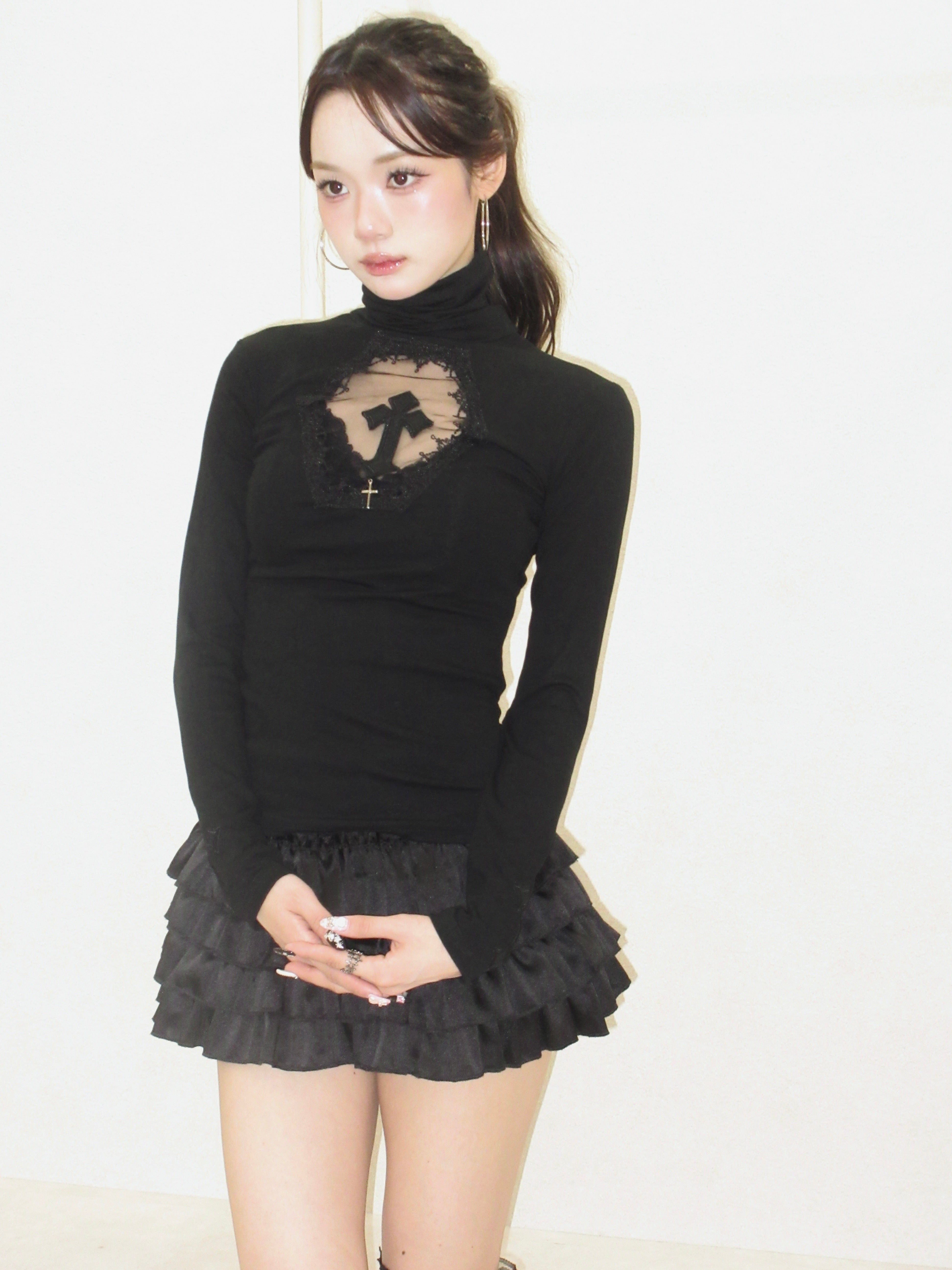 cross charm tops. – REINE NOIRE